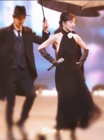 王鸥《高山低谷》舞台演绎获赞，情绪唱腔感染力强