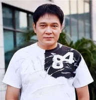 原来他俩是父女，女儿是美女演员，父亲是老戏骨，他69岁仍是单身