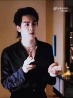 曾舜晞寒风中敬业拍摄称不冻死就行