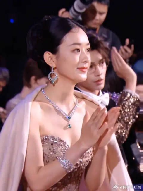 内场更是美得没边 整个人都在发光 美神降临