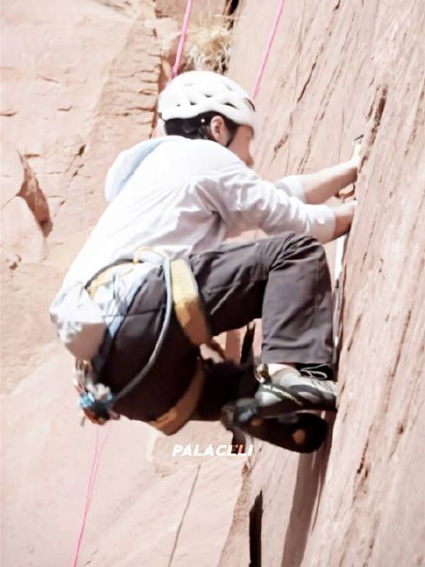 粉丝把他放心上 他把自己放悬崖上， 我家的在悬崖峭壁探索新境