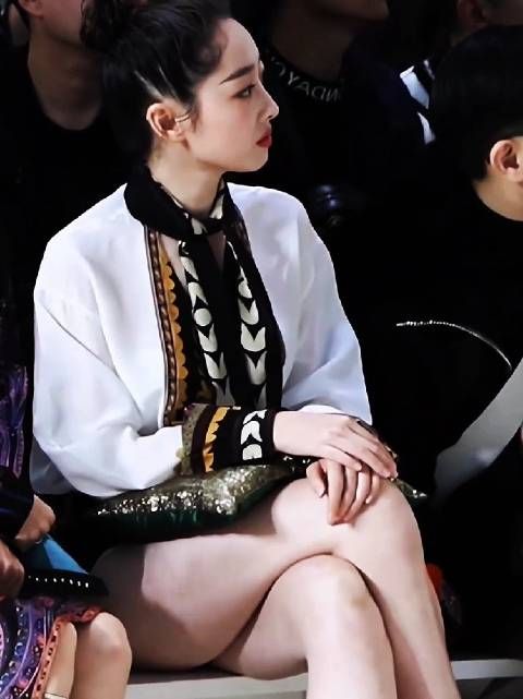 王丽坤蒋梦婕同框亮相，肤色造型对比鲜明