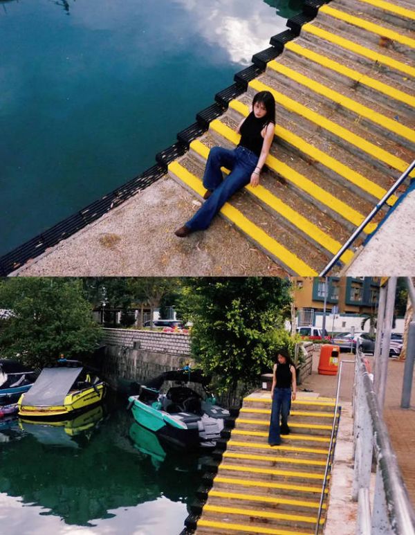 马思纯在黄色阶梯处拍照。