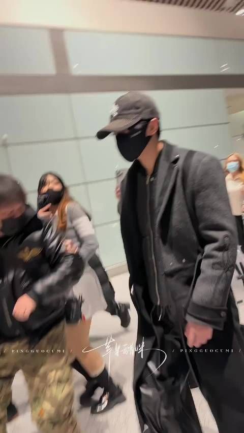 严浩翔机场劝阻助理推人，强调文明快速通行