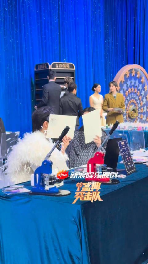 周也和曾舜晞这是在聊什么呢，这么神秘