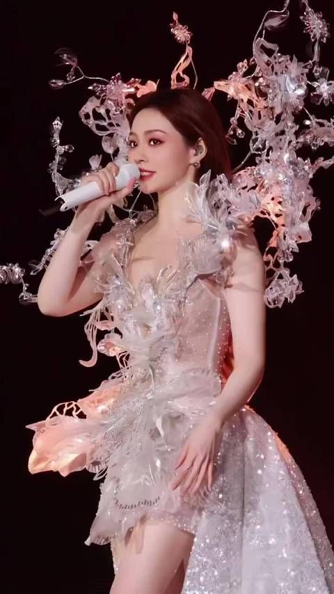 张靓颖模仿邓紫棋唱《雨蝶》，这波操作堪称