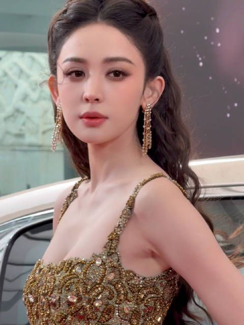 娜扎鎏金长裙亮相微博之夜，美如维纳斯下凡