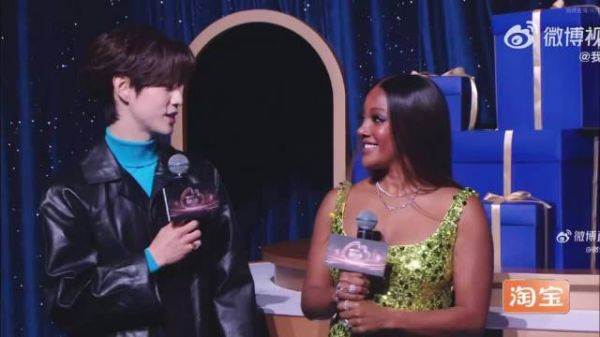 段宜恩红毯临时担任翻译协助歌手米奇·盖顿