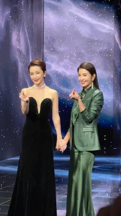 姐妹携手走上手牵手 人生花路一起走！