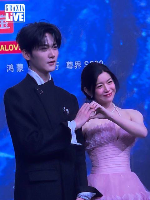 陈妍希周柯宇微博之夜比心登场，修身西装粉纱裙甜度满分