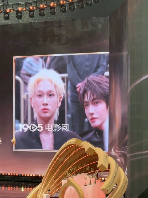 活动现场，刘宇和周震南惊喜同框，两人对镜头亲切互动，画面十分养眼