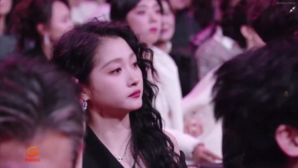 关晓彤微博之夜内场怼脸直拍！ 卷发也很有韵味！美的！