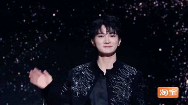 周深红毯双手忙不停，全程微笑引期待