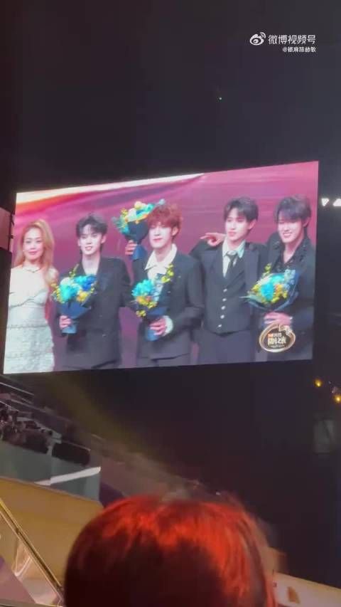 容祖儿为TOP登陆少年颁奖