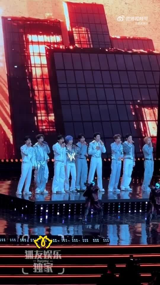 机器人给十个勤天伴舞太抽象了