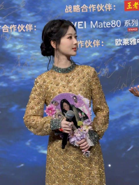 带着白菊一起走红毯了～拿着应援扇闪亮登场，今晚继续追《生命树》！