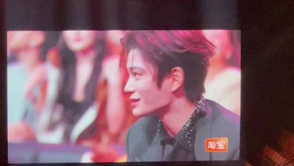 丁禹兮飞吻献花