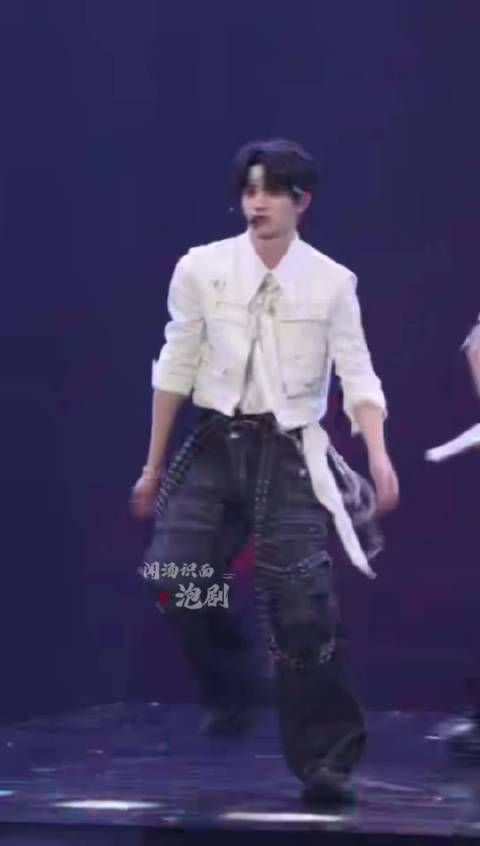 炸场的来了，太燃了 登陆少年今天这身黑白配的打歌服帅帅帅