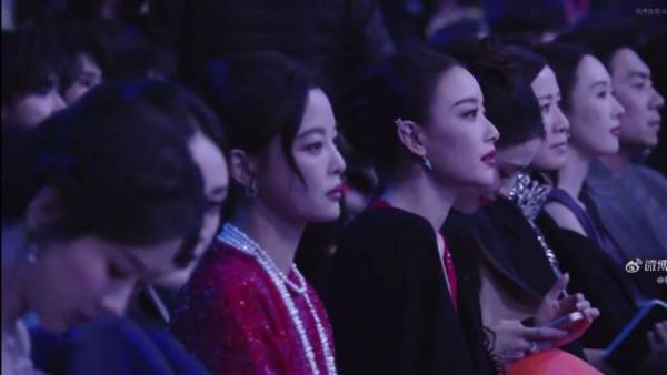 台下摇头的倪妮@倪妮V 微博之夜内场