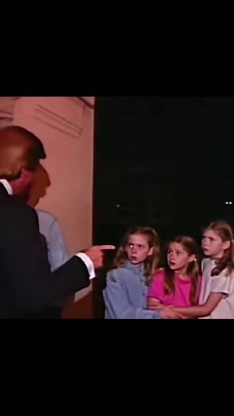 特朗普和爱泼斯坦的聚会，孩子们打扮的漂漂亮亮的却满脸惊恐