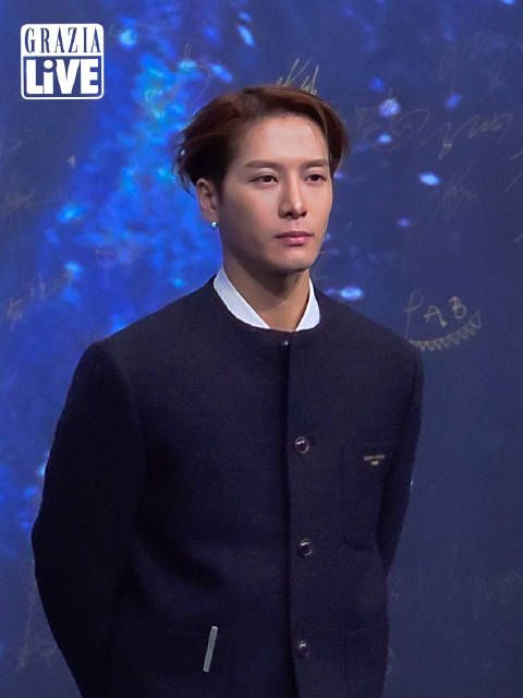 王嘉尔微博之夜藏青西装棕发挑染亮相