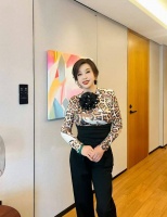 刘晓庆直播间字画“一字千金”，为何还会卖爆？