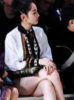 王丽坤蒋梦婕同框亮相，肤色造型对比鲜明