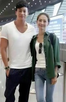 不得不说何润东太幸福了眼光也好，找的老婆苗条淑女真是男才女貌