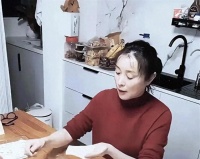 52岁吴越独自在家包饺子，穿红色毛衣发型凌乱，气质朴素很真实