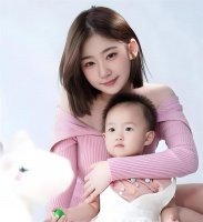 王思聪前女友财路断了！曝女儿被经纪公司疯抢，2岁闪闪成摇钱树