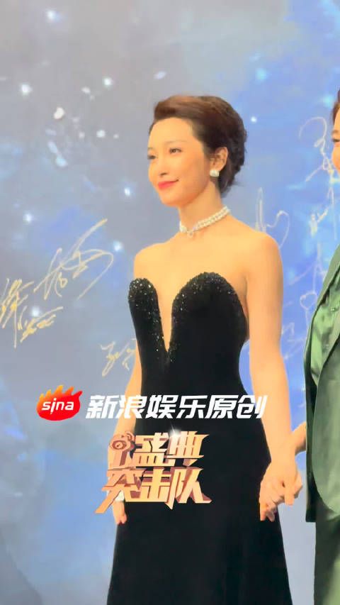 李冰冰黑丝绒礼服亮相，大花妆造，黑天鹅既视感