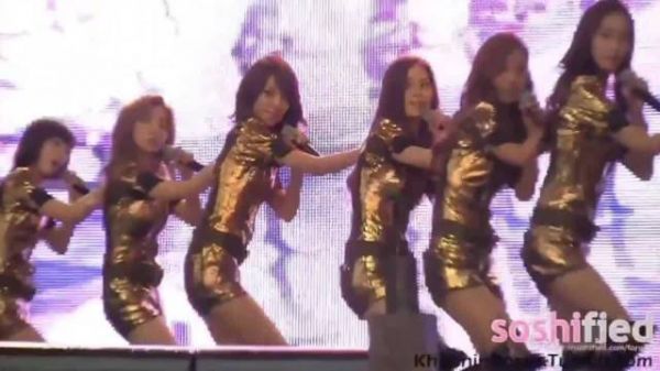 金泰妍早期表演时被变态粉丝强行拉走