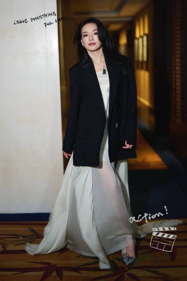 舒淇妆容复古明艳。