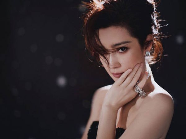 李冰冰托腮凝望镜头。