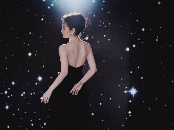 李冰冰在星空下氛围浪漫。