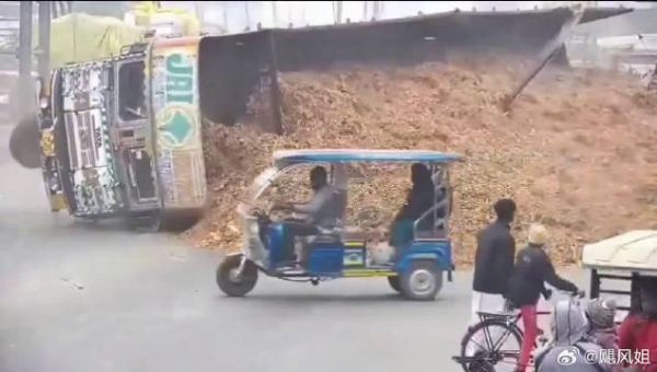 印度乱糟糟的公路上再现电影《死神来了》