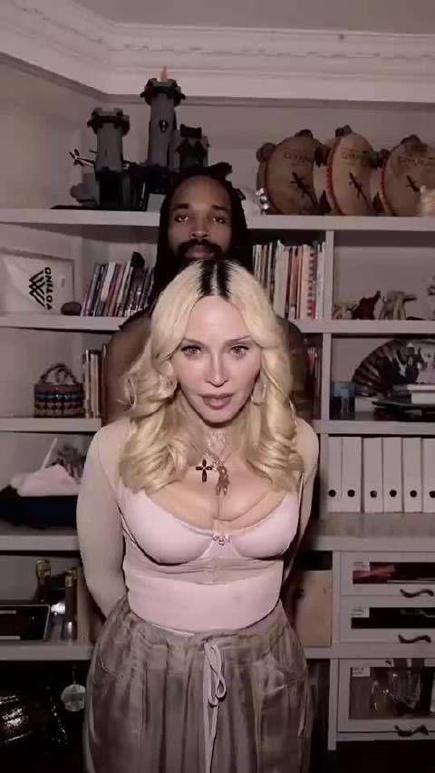 纽约叛逆者队前锋和67岁的麦当娜陷入热恋，放国内相当于刘晓庆跟杨瀚森好了