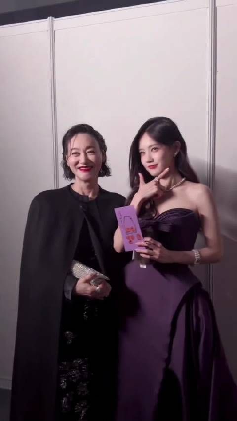 李一桐收惠英红新年红包，两人嘟嘴贴贴