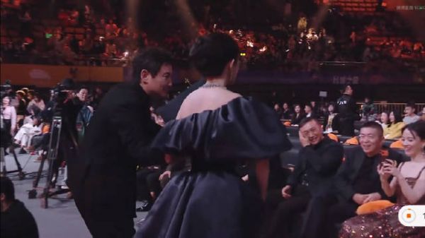 沈腾还跑去接杨幂下台了我不行了 扶不扶系列又更新了哈哈哈哈哈哈哈哈