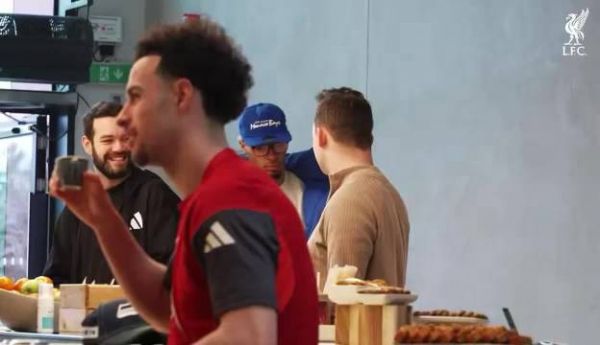 埃基蒂克穿搭引萨拉赫及队友注目