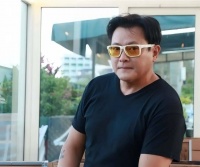 香港知名男星前妻成功进入名媛圈，卖保险年入近500万，一直在变脸