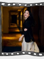 舒淇造型慵懒又随性 笑容灿烂妆容明艳