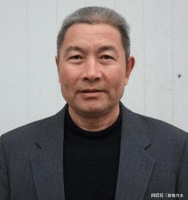 他是国家一级演员，拍戏赚的钱都上交妻子，帅气儿子是他的心病