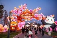第55届成都国际熊猫灯会璀璨亮灯，明日正式开园