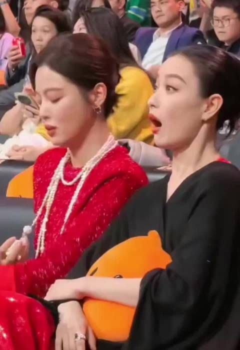 倪妮引荐辛芷蕾见张艺谋，两人台下热聊互动亲密