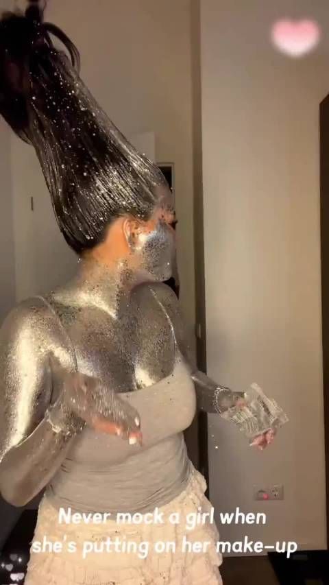 当你在女朋友化妆的时候凑过去会发生什么