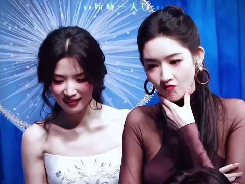 卢昱晓“光环”“砸”到王玉雯，软萌的说对不起 微博之夜名场面卢昱晓王玉雯