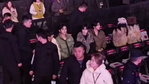 演唱会情侣害羞互动被镜头捕捉