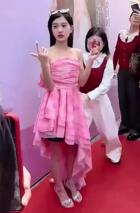 女星为防走光解锁新技能，比如王楚然上双重保险， 白鹿转身前后提抹胸