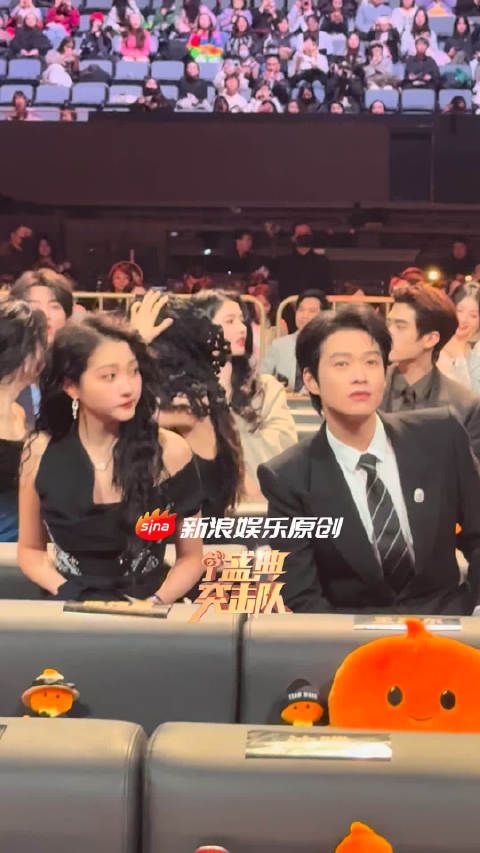 “大长腿组合”关晓彤和魏大勋坐在一起咯！